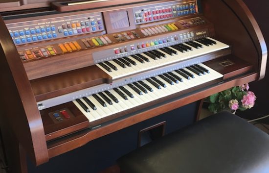 Lowrey Holiday Classic Organ