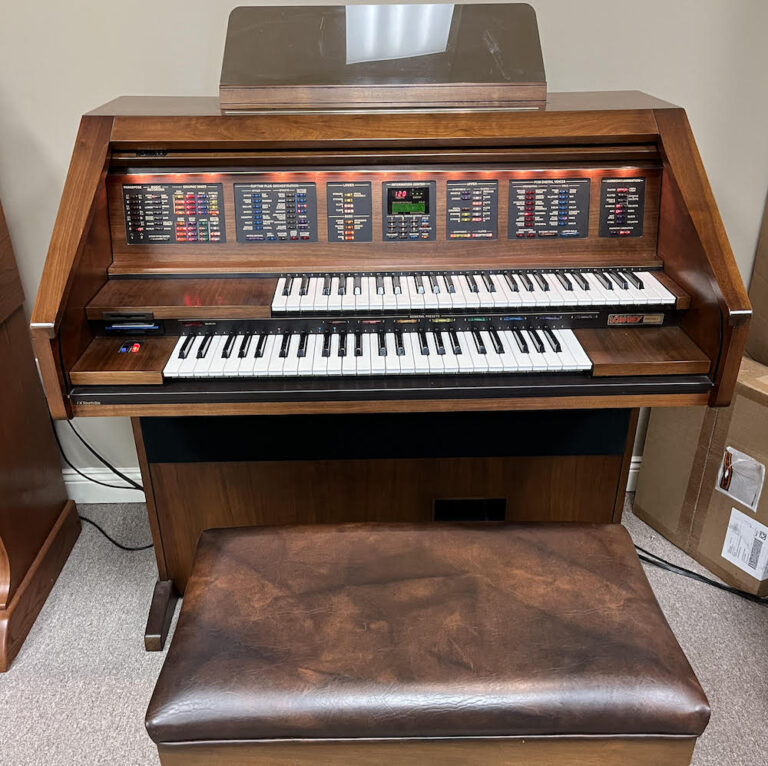 Lowrey Holiday NT300 Organ - Used - Piano & Organ Center